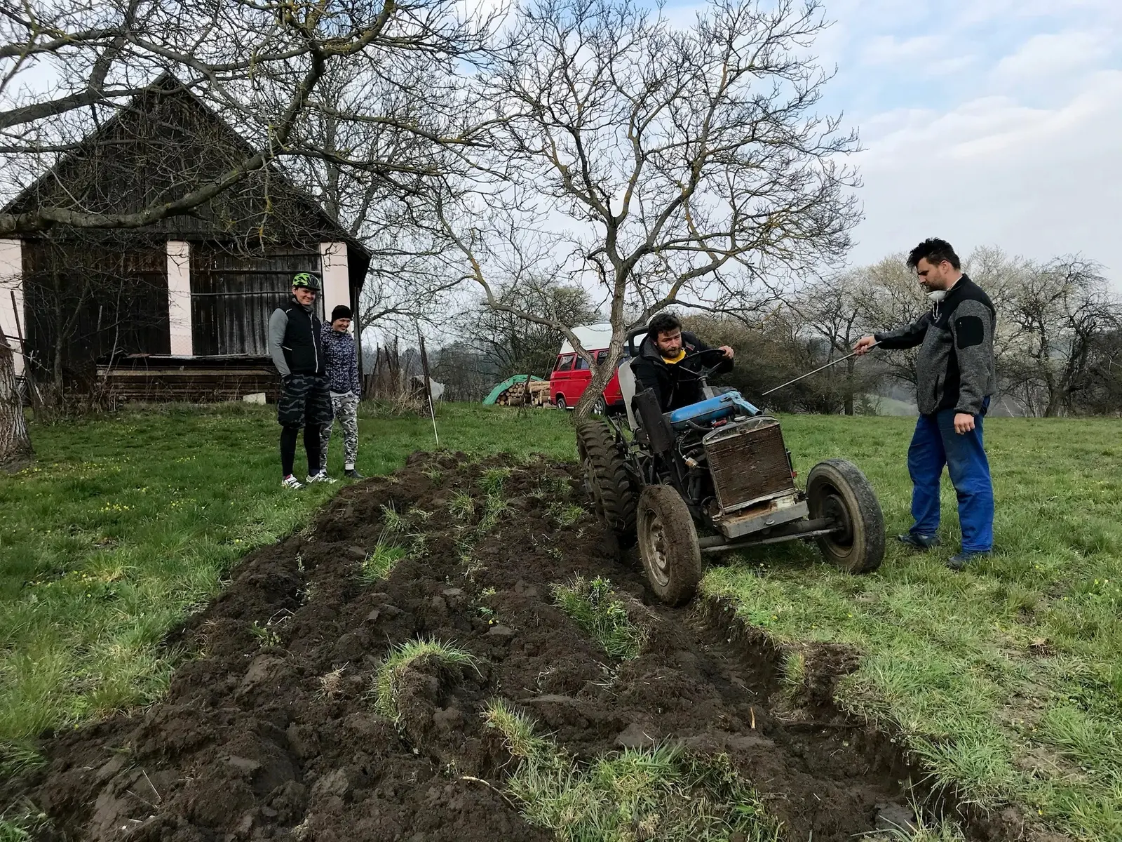 Starý traktor s partou pomocníků oře první záhon na jaře 2020