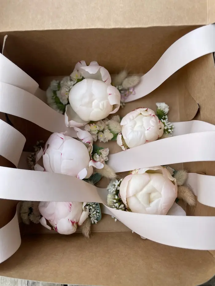 Korsáže ze svatebních květin pro svatebčany