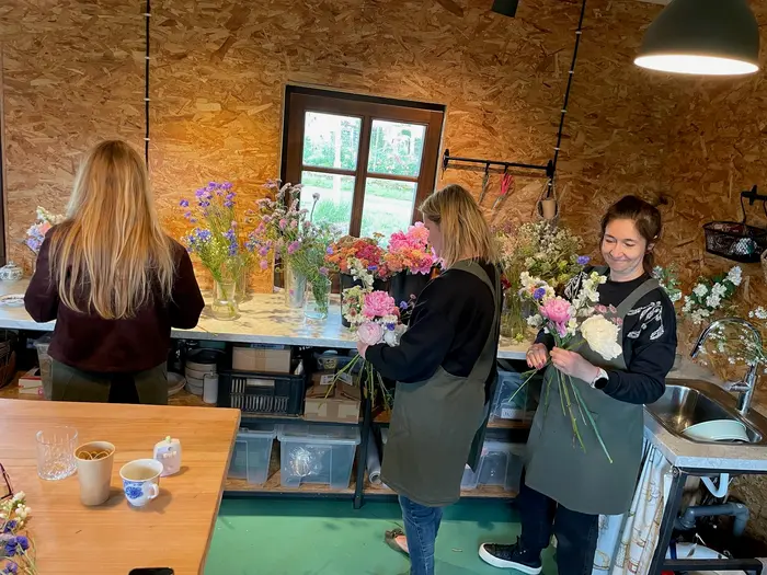 Vázání kytice rukama na workshopu